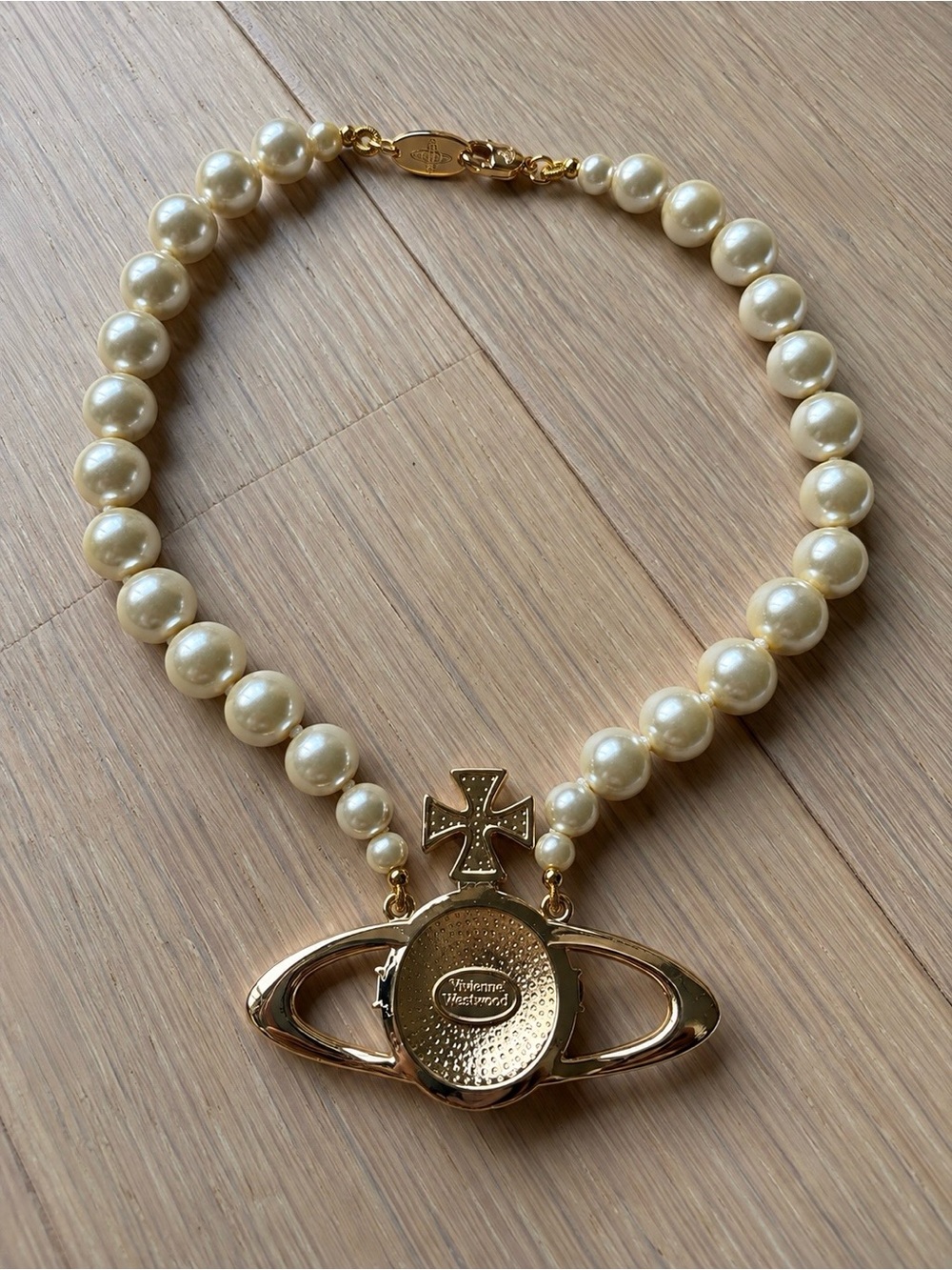 Vivienne Westwood One Row Pearl Bas Relief Choker – Gold / Cream Pearl - Picture 8 of 12